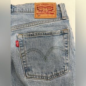 Levi’s 501 high waisted light wash straight jean 28 W 30 L